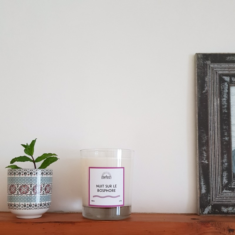 Bougie parfum Rose d'orient. Senteur d'encens et d'orient. Parfum puissant et élégant.
