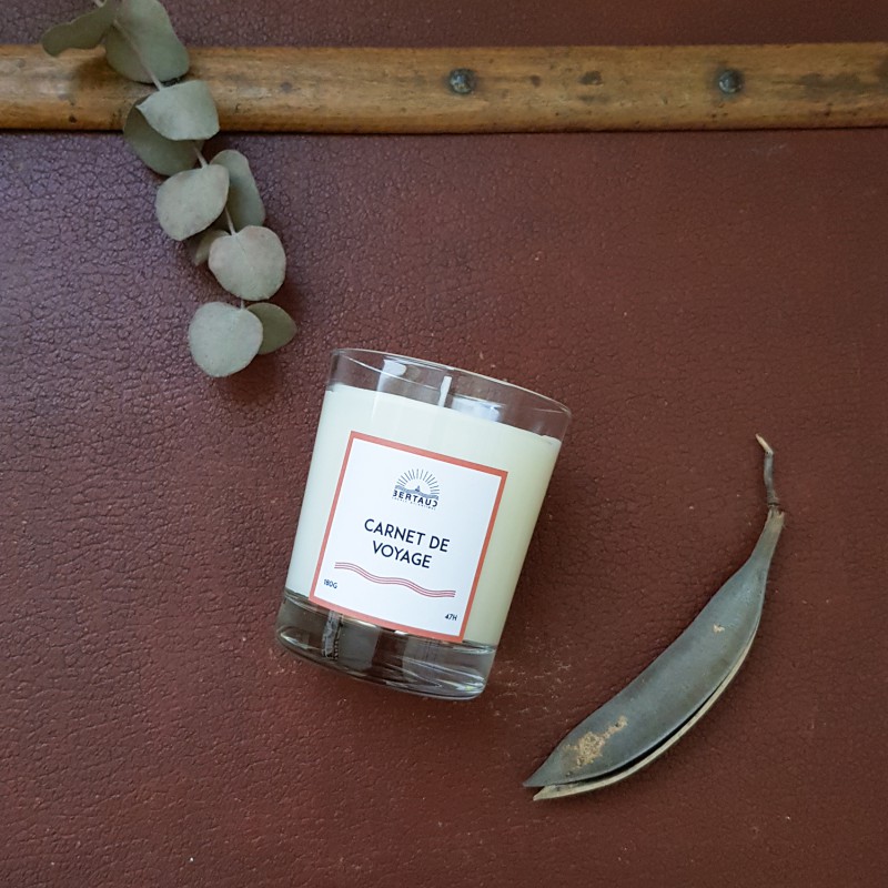 Bougie au parfum des carnets de voyage, mêlant cuir et papier pour des intérieurs chaleureux.