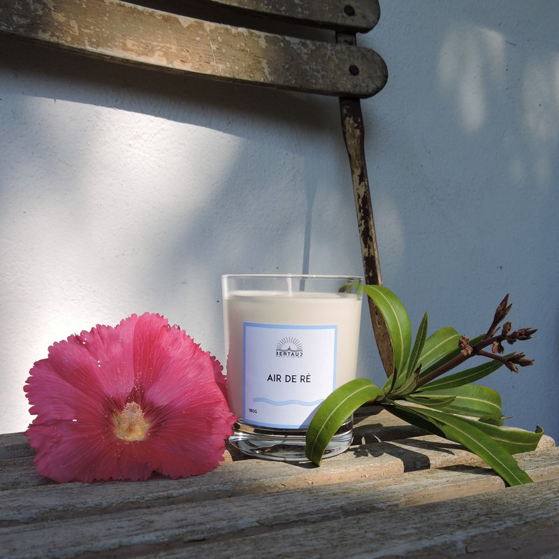 Bougie parfumée nymphéa & musc blanc. Parfum délicat et élégant.