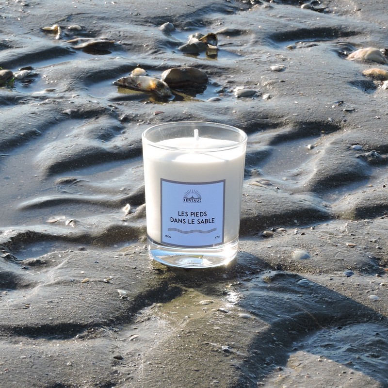 Bougie au parfum de coquillages. parfum d'une balade en bord de mer à marée basse.