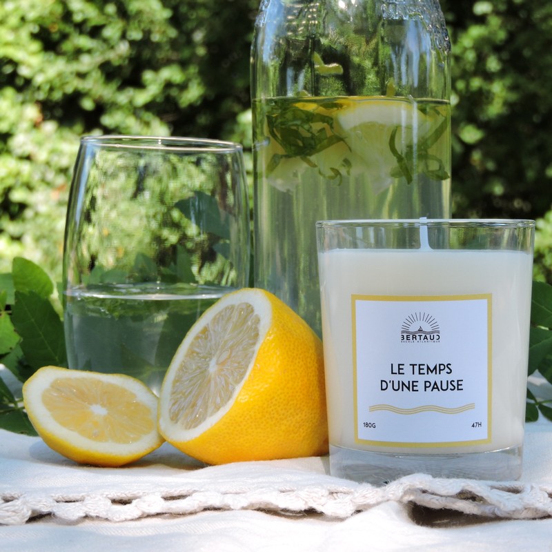 Bougie senteur verveine pour des moments aux parfums estivales.