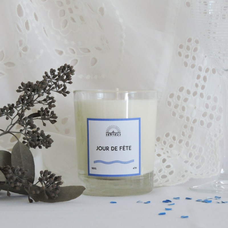 C'est la fête des fleurs. Bougie au parfum puissant de rose et violette.