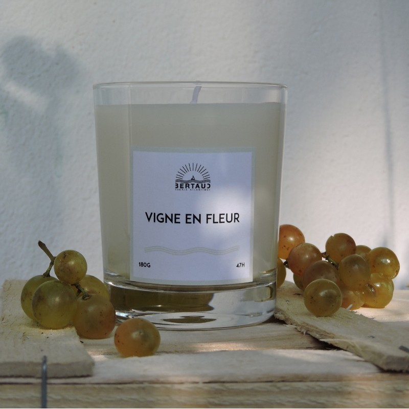 Bougie au parfum floral frais et élégant. Une senteur pour changer d'air.