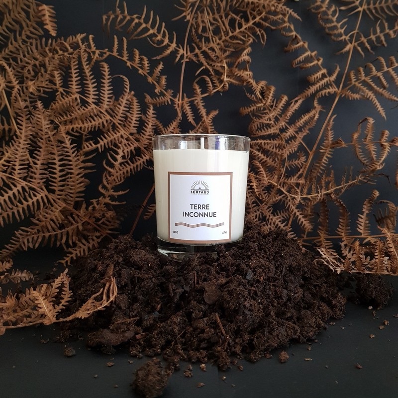 Parfum atypique de la tourbe. Senteur écurie chic et terroir.