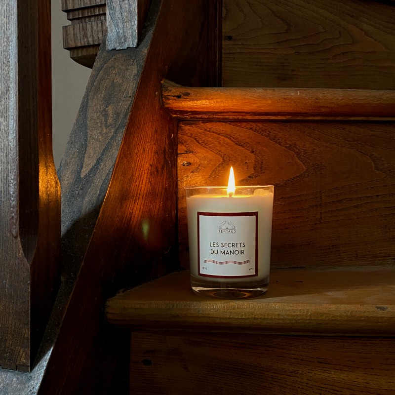 Bougie au parfum mêlant santal et feuille de tabac, pour des moments chaleureux.