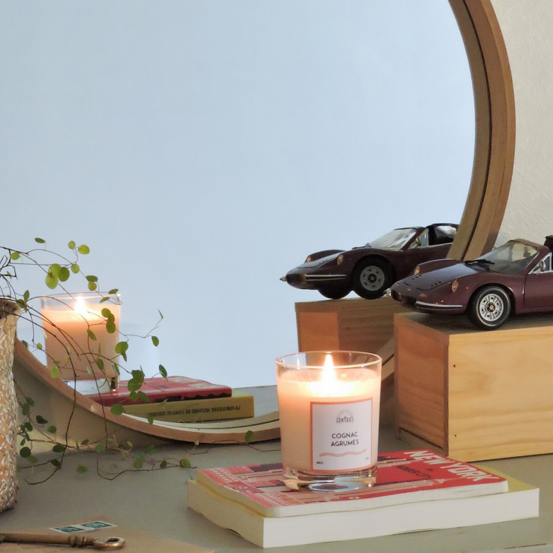 Bougie au parfum ambré, chic et élégant.