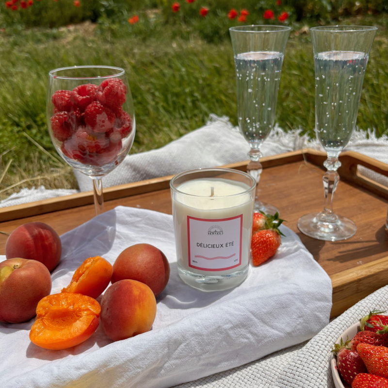 Bougie parfumée au parfum gourmand et floral. Le parfum d'un pique-nique chic.