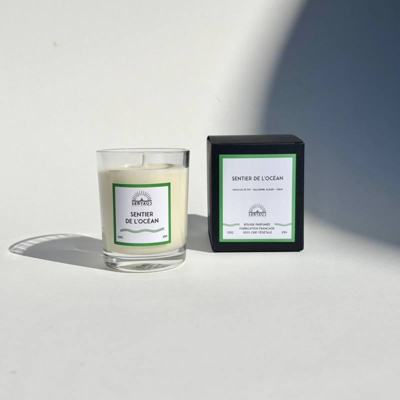 Bougie artisanale au parfum d'aiguilles de pin. La bougie du bord de mer.