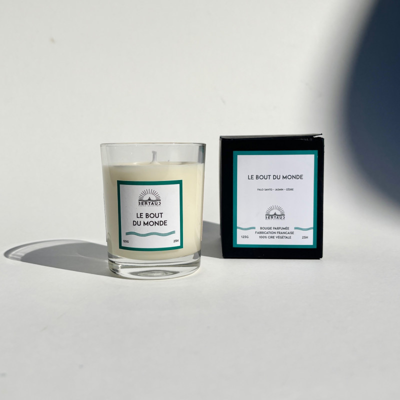 Bougie artisanale parfumée au palo santo. Une senteur boisée et élégante.