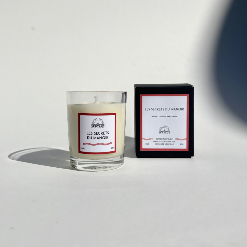 Bougie au parfum de feuilles de tabac et de seringat pour une ambiance chaleureuse.