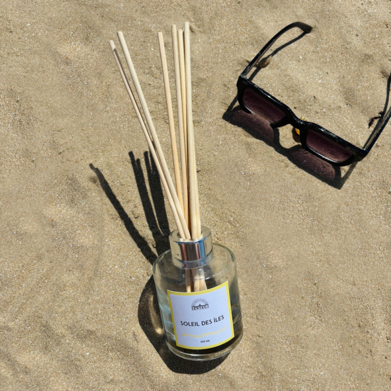 Le parfum des vacances d'été. L'ylang ylang et la fleur de tiaré s'allient au vétiver pour dégager une douce senteur de monoï. Le parfum des vacances d'été. L'ylang ylang et la fleur de tiaré s'allient au vétiver pour dégager une douce senteur de monoï.