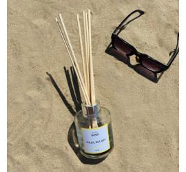 Le parfum des vacances d'été. L'ylang ylang et la fleur de tiaré s'allient au vétiver pour dégager une douce senteur de monoï.
