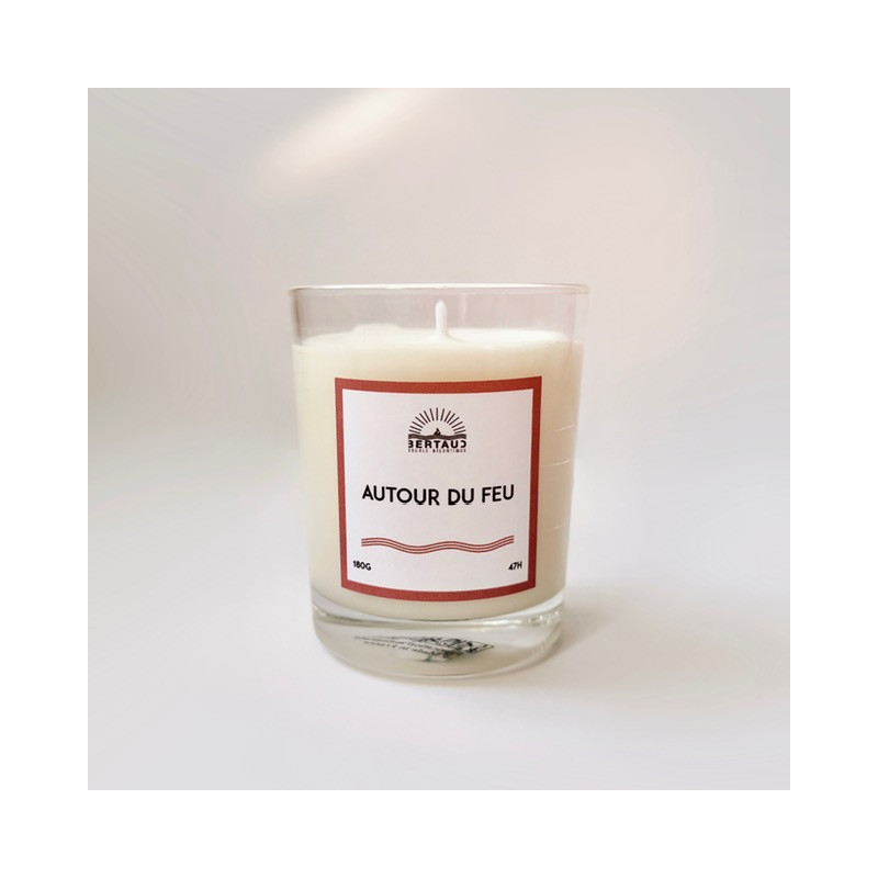 Parfum feu de bois, réconfortant et chaleureux.
