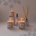 Vous cherchez un parfum de caractère ? Notre parfum Les secrets du manoir allie le caractère des feuilles de tabac et les notes crémeuses du santal.
.
Seringat, feuille de tabac et santal pour un accord enveloppant et profond
.
Disponible en bougie, en diffuseur à tiges rotin et en brume d’ambiance.
.
.
📷 @polereagency ✨