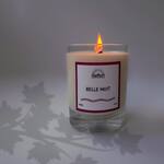 À cette saison, il y a les chansons de Mariah, de George ou Frank. Et il y a le parfum de notre bougie Belle nuit, pour un total look 🎄
.
Aux notes de thé noir, zeste d’agrumes et clou de girofle est l’accord parfait pour cette saison.
.
Disponible en bougie, en diffuseur à tiges rotin et en brume d’ambiance.
.
.
📷 @polereagency ❄️