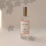 Et d’une pression du doigt, se retrouver dans le moment délicat de la dégustation d’un verre de Cognac
.
Aux notes d’ambre, mandarine, yuzu, le juste équilibre d’agrumes ni sucré ni amer
.
Disponible en bougie, en diffuseur à tiges rotin et en brume d’ambiance.
.
.
📷 @polereagency 🍊🍋🟩