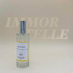 Quand le sable de la plage brûle la plante des pieds, le parfum des immortelles des dunes nous enveloppe. Notes d’immortelle des dunes, herbes sèches, bois flotté.
.
Existe en bougie, diffuseur à tiges rotin et brume d’ambiance - disponible en boutique et sur notre e-shop 
.
Fabrication 100% artisanale dans notre atelier au coeur du Marais Poitevin 
.
.
📷 @polereagency 💛