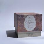 🆕 @jamiebeck.co continue à partager les parfums des moments et des lieux qui la touchent. Pour sa nouvelle bougie, Jamie souhaitait partager le délicat parfum des roses de jardin, le matin quand la rosée perle encore sur les pétales. « Délicat oui mais puissant » comme y tient Jamie. C’est mission accomplie avec sa bougie La Roseraie toujours présentée dans un coffret raffiné.
.
Merci Jamie pour votre confiance.
.
Visitez le compte de @jamiebeck.co . Une personnalité à part avec l’humilité et la gentillesse des professionnels talentueux. Photographe New Yorkaise au regard si personnel, son parcours de vie l’a conduite en Provence depuis quelques années, Jamie aime partager son amour de cette région de France.
.
En exclusivité en France et aux USA chez @jamiebeck.co
.
📷 @polereagency 🌹