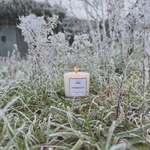 Réchauffer l’ambiance 
.
Parfum Autour du feu aux notes de conifère, encens, bois de Gaïac
.
Disponible en bougie parfumée, diffuseur à tiges rotin et brume d’ambiance.
.
.
📷 @polereagency ❄️