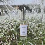 Qu’est-ce qui est à la fois vif et enchanteur ? La neige, oui ! Le parfum L’âge d’or également ☺️
.
Aux notes de bergamote, feuilles de laurier et vétiver 
.
Disponible en bougie, en diffuseur à tiges rotin et en brume d’ambiance.
.
.
📷 @polereagency ⛄️