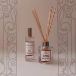 Nous avons créé Les secrets du manoir pour les moments feutrés où les confidences s’échangent.
.
Aux notes de seringat, feuille de tabac et santal pour un accord enveloppant et profond
.
Disponible en bougie, en diffuseur à tiges rotin et en brume d’ambiance.
.
.
📷 @polereagency ✨