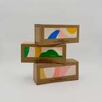 🆕 3 fois plus de plaisir avec les coffrets Trio de bougies
.
Chaque coffret se compose de 3 bougies 75G présentées dans un étui coloré.
.
Disponible en 3 versions:
- coloris rose avec un assortiment floral frais : Mimosa (Printemps d’Oléron), Lilas (Délicieux été) et Menthol (Les enfants du marais)
-coloris bleu avec un assortiment bord de mer : Embruns (Régate au large), Tiaré (Soleil des îles) et Pin (Sentier de l’océan)
- coloris vert avec un assortiment campagne authentique : Palo Santo (Le bout du monde), de Tilleul (Place du village) et Santal (Les secrets du manoir)
.
À retrouver en boutique, sur notre e-shop et chez nos revendeurs 
.
.
📷 @polereagency 🎨