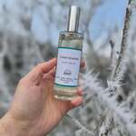 À chacun son bout du monde !
.
Aux notes de palo santo, jasmin et cèdre 
.
Disponible en bougie parfumée, diffuseur à tiges rotin et brume d’ambiance.
.
.
📷 @polereagency ❄️