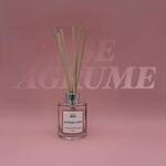 Avis de grand 🌞 avec le parfum Les beaux jours au peps fleuri de l’alliance de la Rose et du Pamplemousse.
.
Existe en bougie, diffuseur à tiges rotin, brume d’ambiance et savon - disponible en boutique et sur notre e-shop 
.
Fabrication 100% artisanale dans notre atelier au coeur du Marais Poitevin 
.
.
📷 @polereagency 🩷