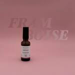Avec Délicieux été, retrouvez l’esprit guilleret des grandes tablées entre amis ou en famille. Parfum aux notes de Framboise, Lilas et Vétiver.
.
Existe en bougie, diffuseur à tiges rotin et brume d’ambiance - disponible en boutique et sur notre e-shop 
.
Fabrication 100% artisanale dans notre atelier au coeur du Marais Poitevin 
.
.
📷 @polereagency 🩷